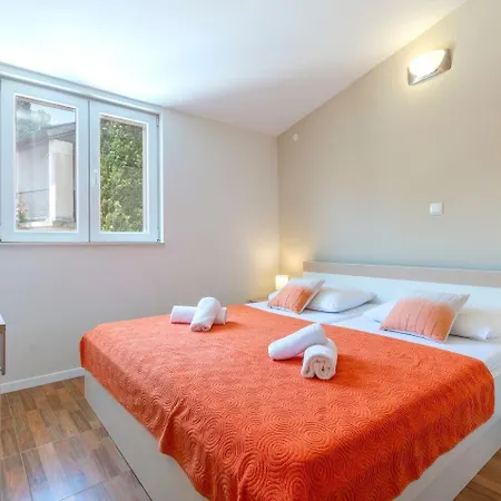 Dalis Apartment